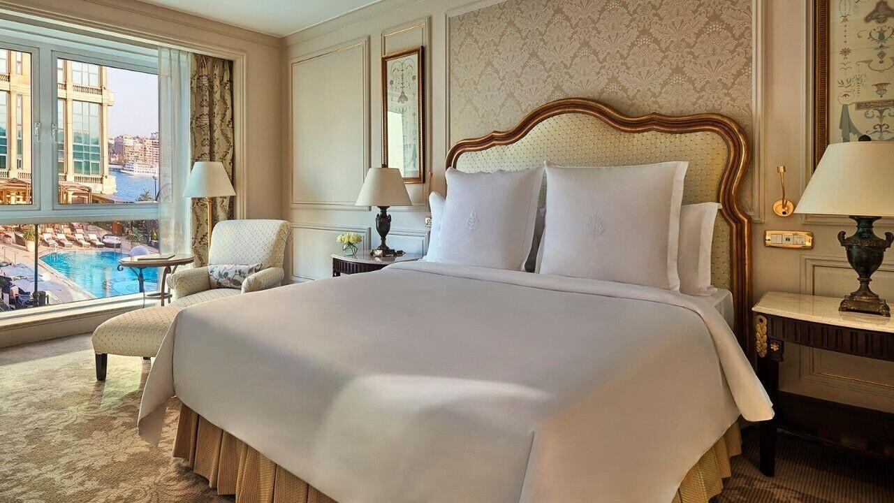 Four Seasons Cairo At The First Residence Giza Exteriér fotografie A bedroom at the Four Seasons Hotel