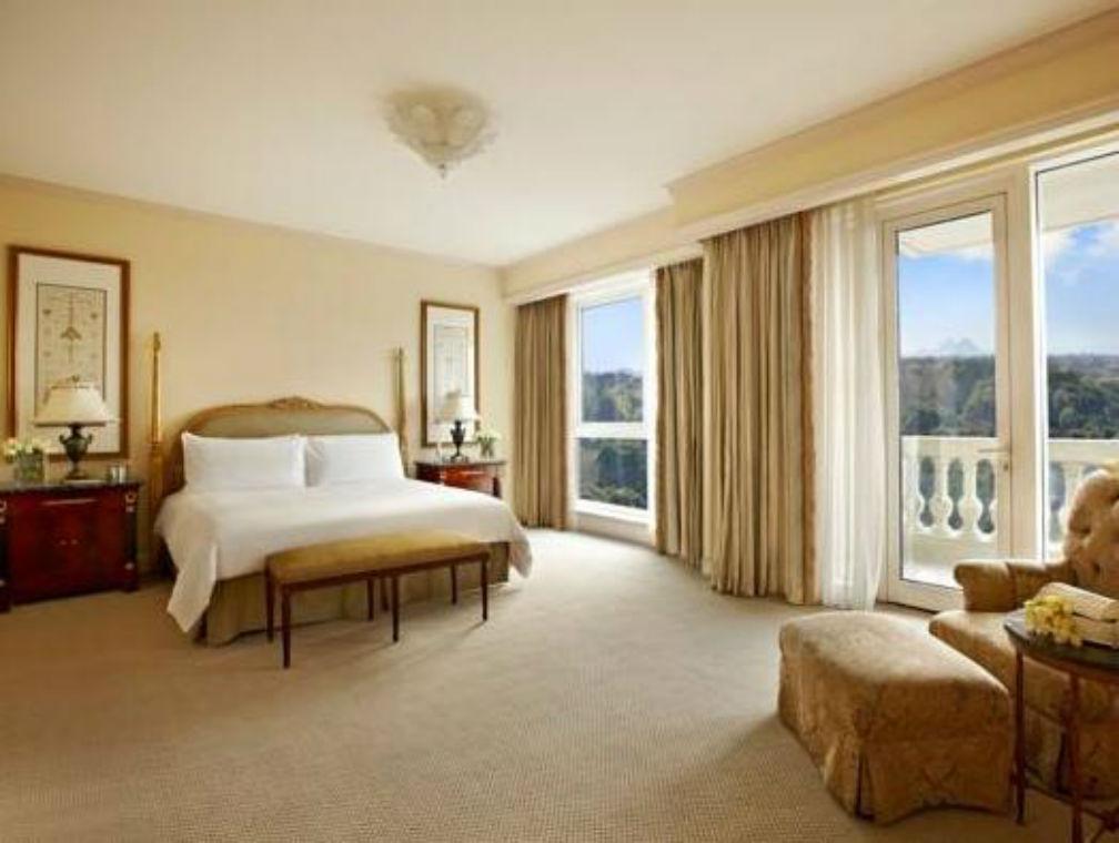 Four Seasons Cairo At The First Residence Giza Exteriér fotografie A bedroom at the Four Seasons Hotel