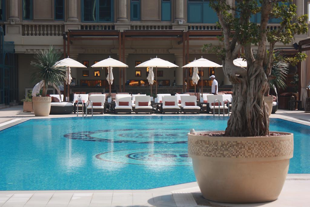 Four Seasons Cairo At The First Residence Giza Exteriér fotografie The pool at the Four Seasons Hotel
