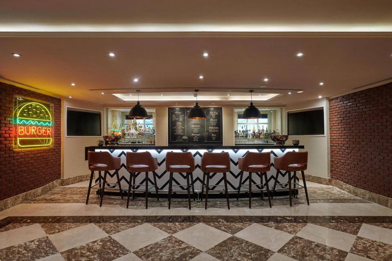 Four Seasons Cairo At The First Residence Giza Exteriér fotografie The bar at the Burger Bar