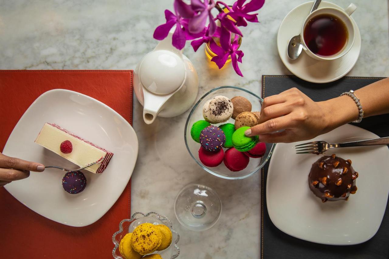Four Seasons Cairo At The First Residence Giza Exteriér fotografie A selection of desserts